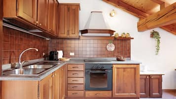 Réfrigérateur, four, plaque de cuisson, cafetiÚre/bouilloire