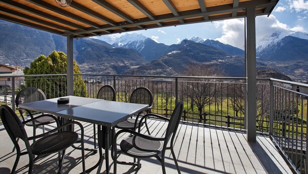 A covered outdoor area with a table and chairs, overlooking a mountainous landscape. - Apartment 'A5' with Mountain View, Private Terrace and Wi-Fi (Saint Pierre)