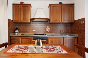 Fridge, oven, stovetop, coffee/tea maker - Studio 'A4 Piano Rialzato' with Mountain View, Private Terrace and Wi-Fi (Saint Pierre)
