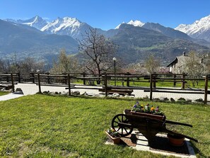 Property grounds - Studio 'A4 Piano Rialzato' with Mountain View, Private Terrace and Wi-Fi (Saint Pierre)