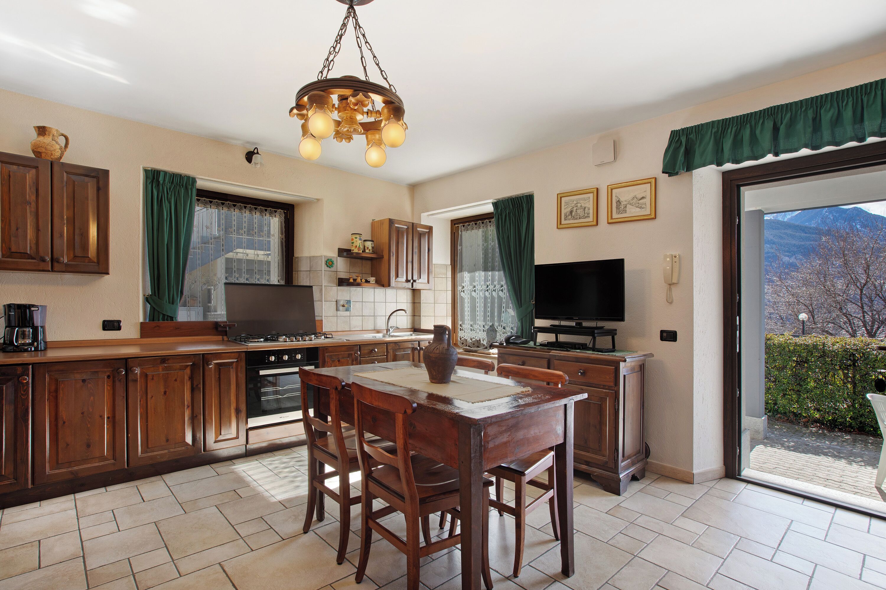 Kühlschrank, Ofen, Herdplatte, Wasserkocher mit Kaffee-/Teezubehör