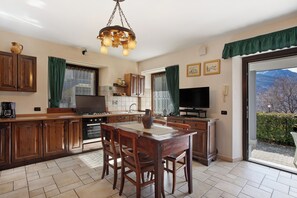 Kjøleskap, ovn, kokeplater og kaffetrakter/tekoker