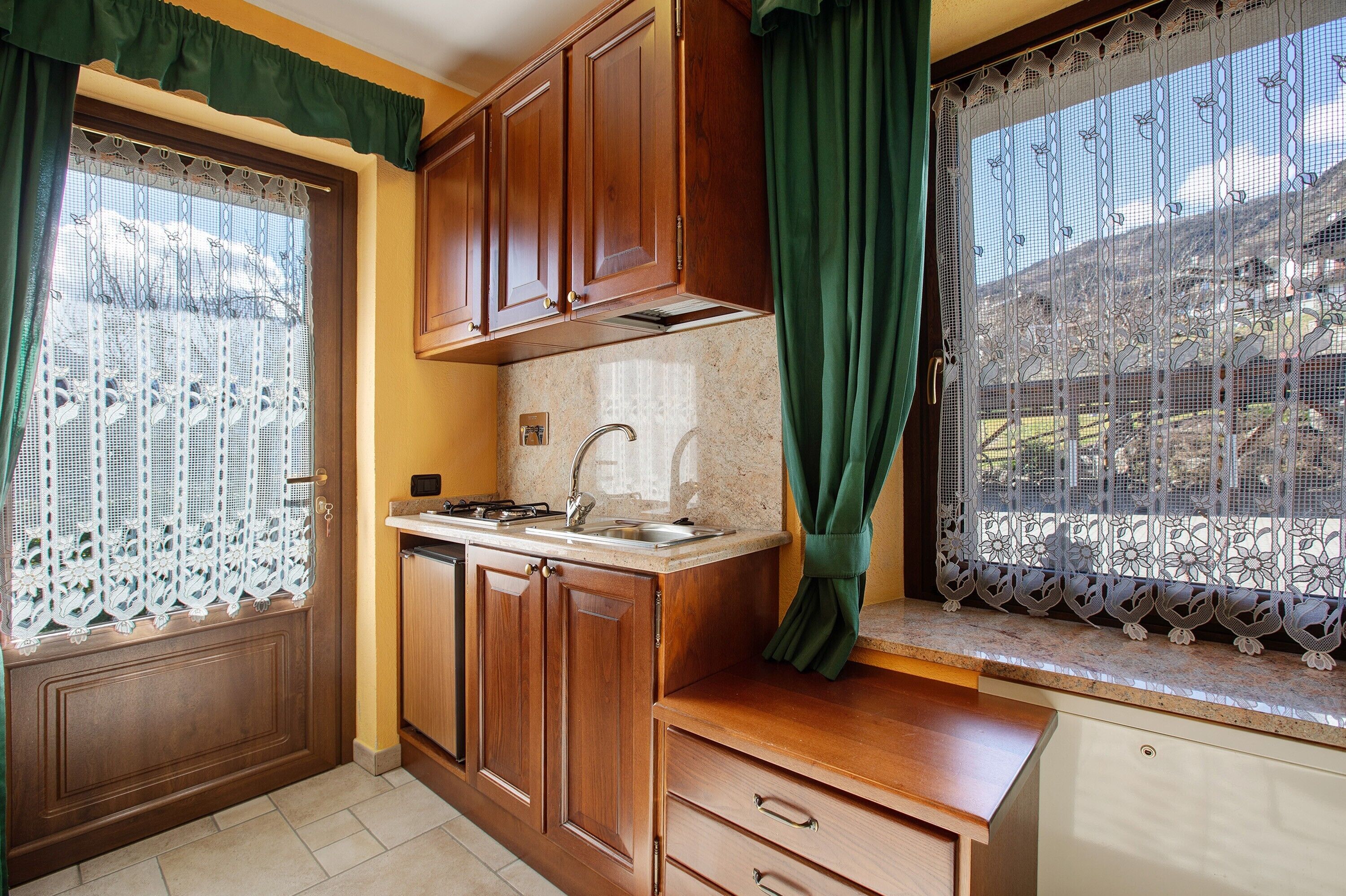 Kühlschrank, Ofen, Herdplatte, Wasserkocher mit Kaffee-/Teezubehör