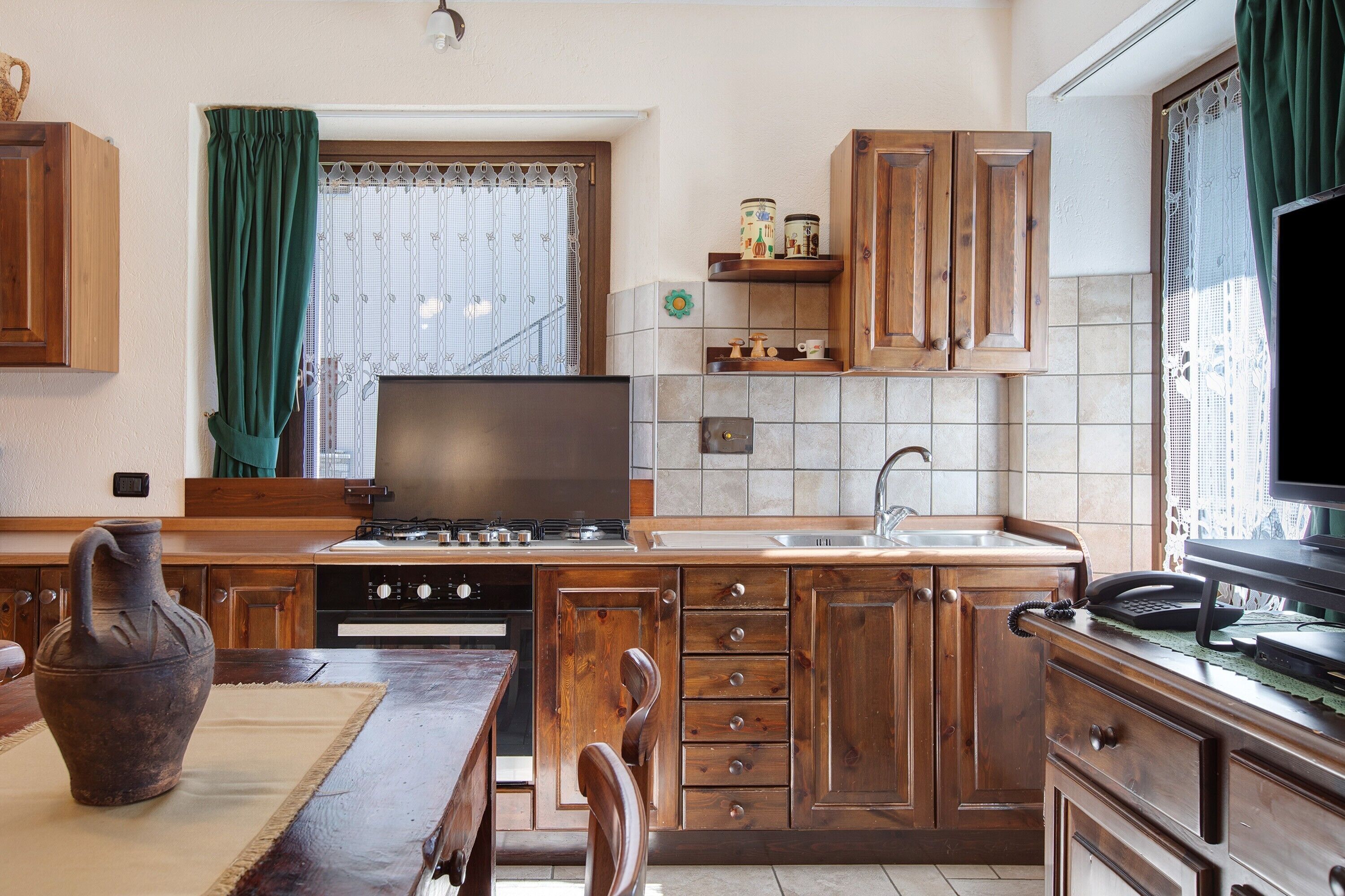 Réfrigérateur, four, plaque de cuisson, cafetière/bouilloire