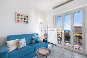 TV - Apartment 'Vista Mare A 150 Mt Dalla Spiaggia' with Sea View, Private Terrace and Air Conditioning (Pietra Ligure)