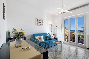 TV - Apartment 'Vista Mare A 150 Mt Dalla Spiaggia' with Sea View, Private Terrace and Air Conditioning (Pietra Ligure)