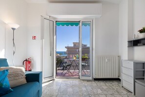 TV - Apartment 'Vista Mare A 150 Mt Dalla Spiaggia' with Sea View, Private Terrace and Air Conditioning (Pietra Ligure)