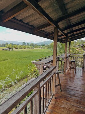 Classic Villa, Balcony, Garden View | Free wired Internet - hueankwankhao (Chom Thong)