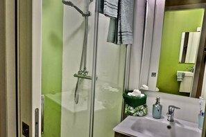 Ducha, secador de pelo, bidé y toallas