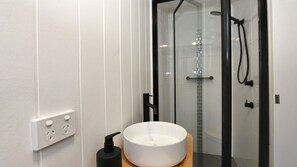 Een douche, handdoeken