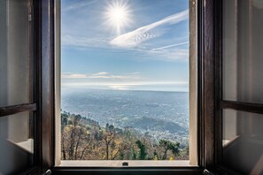 A window with a view of a cityscape, including buildings and trees. - Apartment 'Seaview House' with Shared Garden and Wi-Fi (Pietrasanta)