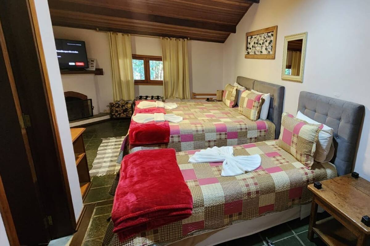 Suíte Família Comfort para 04 Pessoas - Jasmim | เตียงพร้อมฟูกเสริมที่นอน, Wi-Fi ฟรี, ห้องพักตกแต่งอย่างมีเอกลักษณ์