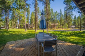 Outdoor dining - Cozy Condo Near the VIllage (Sunriver)