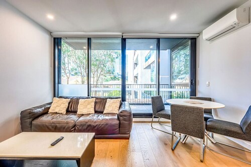 StayAU Convenient Apartment with Patio in Box Hill