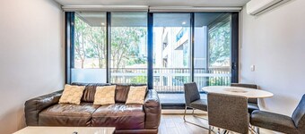 StayAU Convenient Apartment with Patio in Box Hill