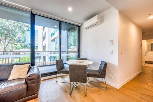 StayAU Convenient Apartment with Patio in Box Hill