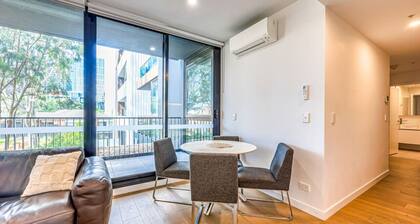 StayAU Convenient Apartment with Patio in Box Hill