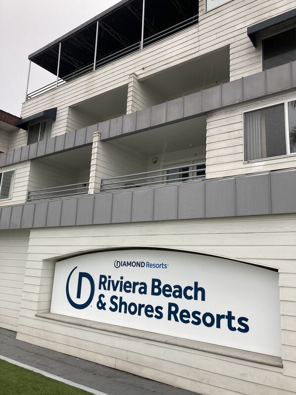 Exterior - Walk across to beach 2/2 Riviera Shores Resort @ Hilton Grand Vacation Club (Dana Point)
