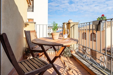 Outdoor dining. Country House 'Ca Lazaro' with Mountain View, Private Terrace and Wi-Fi