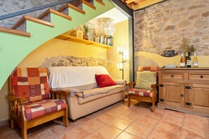 TV, DVD player - Country House 'Ca Lazaro' with Mountain View, Private Terrace and Wi-Fi (Bot)