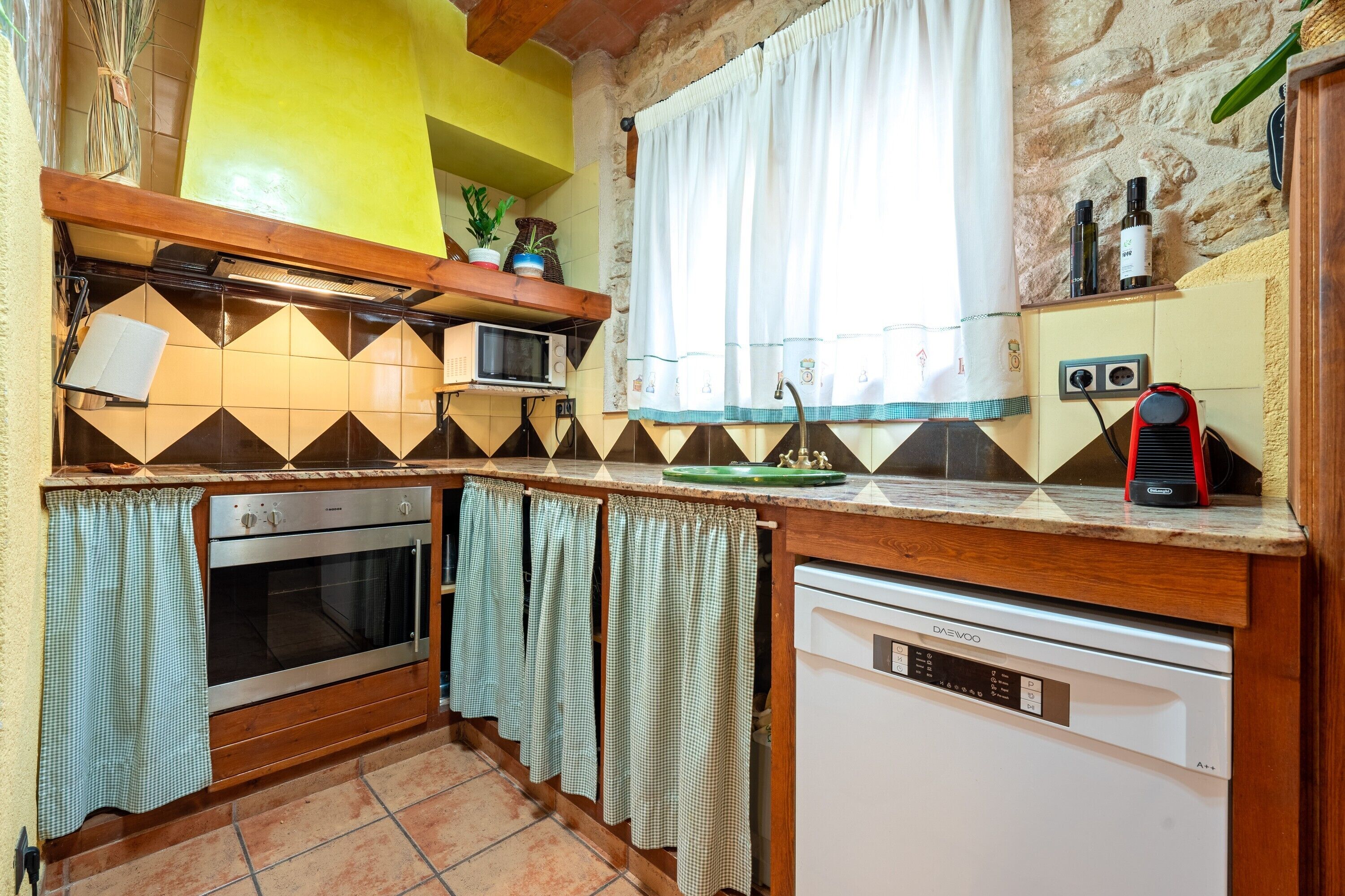 Køleskab, mikrobølgeovn, ovn, kogeplade