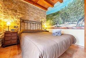 3 bedrooms, iron/ironing board, free WiFi, bed sheets - Country House 'Ca Lazaro' with Mountain View, Private Terrace and Wi-Fi (Bot)