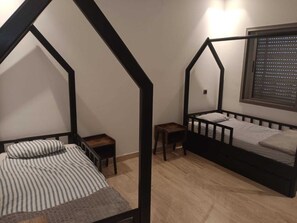3 slaapkamers, een strijkplank/strijkijzer, wifi, beddengoed