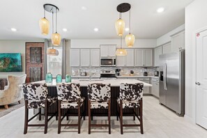 冷蔵庫、電子レンジ、オーブン、コンロ