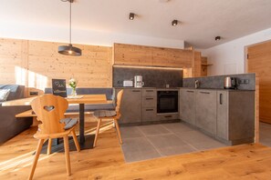 Refrigerador, horno, placa de cocina, lavavajillas