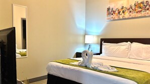 A hotel room with a bed, a TV, a lamp, and a painting on the wall. - 2 BR | 2 BT | Downtown | Free Valet Parking | # 6 (Dallas)