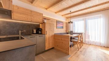 Frigorifero, forno, piano cottura, lavastoviglie