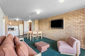 Premier Family Room | Minibar, individually decorated, individually furnished - Motel Flinders (Flinders)