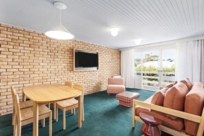 Familierom (Premier) | Oppholdsområde | En 50-tommers smart-TV med digitale kanaler samt Netflix