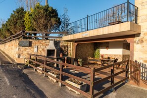 Outdoor dining - Apartment 'Juntana 1' with Mountain View, Shared Terrace and Wi-Fi (Villacarriedo)