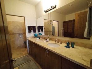 Douche, sèche-cheveux, serviettes fournies, savon