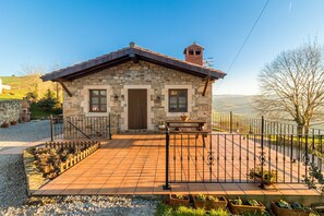Terrace/patio - Apartment 'Juntana 2' with Mountain View, Shared Terrace and Wi-Fi (Villacarriedo)