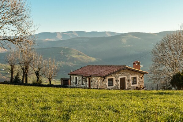 Exterior - Apartment 'Juntana 2' with Mountain View, Shared Terrace and Wi-Fi (Villacarriedo)