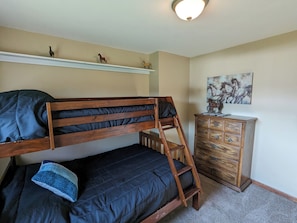 6 bedrooms, iron/ironing board, free WiFi, bed sheets - Perfect for big groups/companies- large, spacious 6 bedroom with lots of parking (Eau Claire)
