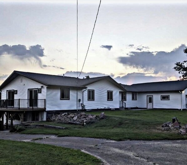 Exterior - Perfect for big groups/companies- large, spacious 6 bedroom with lots of parking (Eau Claire)