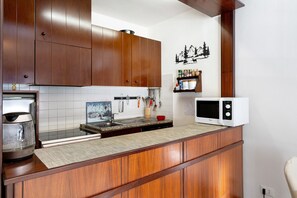 Frigorifero, microonde, forno, piano cottura