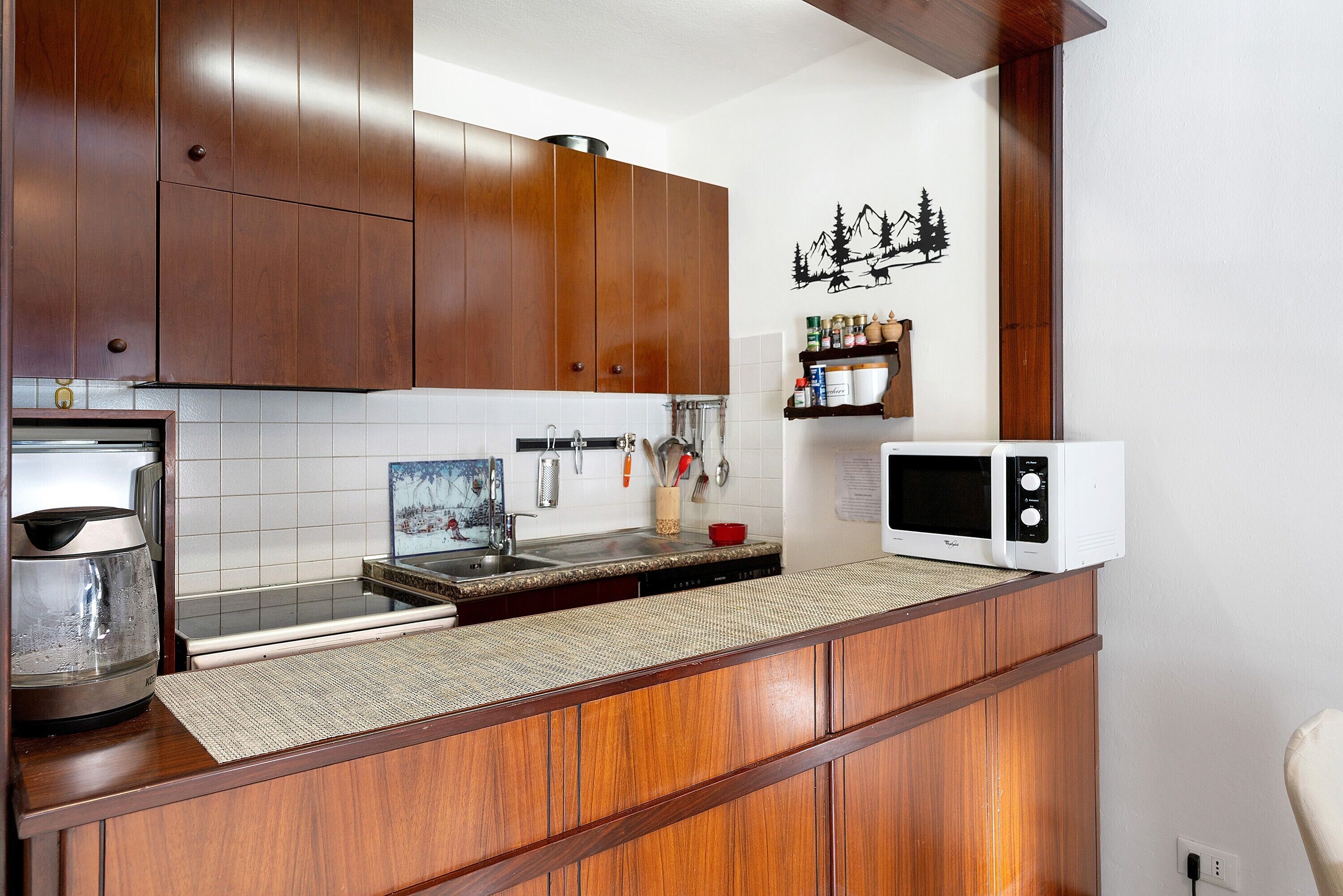 Een koelkast, een magnetron, een oven, een kookplaat