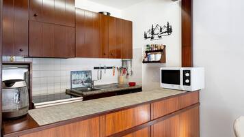 Een koelkast, een magnetron, een oven, een kookplaat