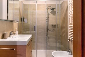 Shower, hair dryer, towels - Apartment 'Casadegli Orsi' with Mountain View, Balcony and Wi-Fi (Madonna di Campiglio)