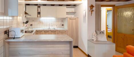 Kylskåp, mikrovågsugn, ugn och spishäll