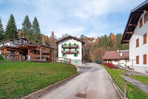 Exterior - Apartment 'Zopel' with Mountain View, Shared Garden and Wi-Fi (Falcade)