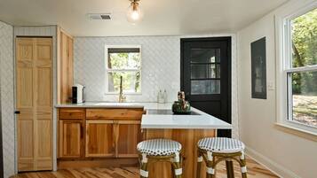 Réfrigérateur, four, plaque de cuisson, cafetiÚre/bouilloire