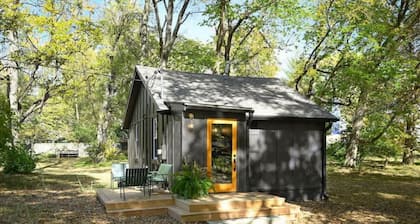 Private Leaning Cottage Retreat! (Pets Welcomed)