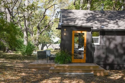 Private Leaning Cottage Retreat! (Pets Welcomed)