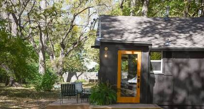 Private Leaning Cottage Retreat! (Pets Welcomed)