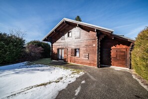 Exterior - Chalet 'Des Charmes' with Mountain Views, Private Terrace, and Wi-Fi (Thollon-les-Mémises)